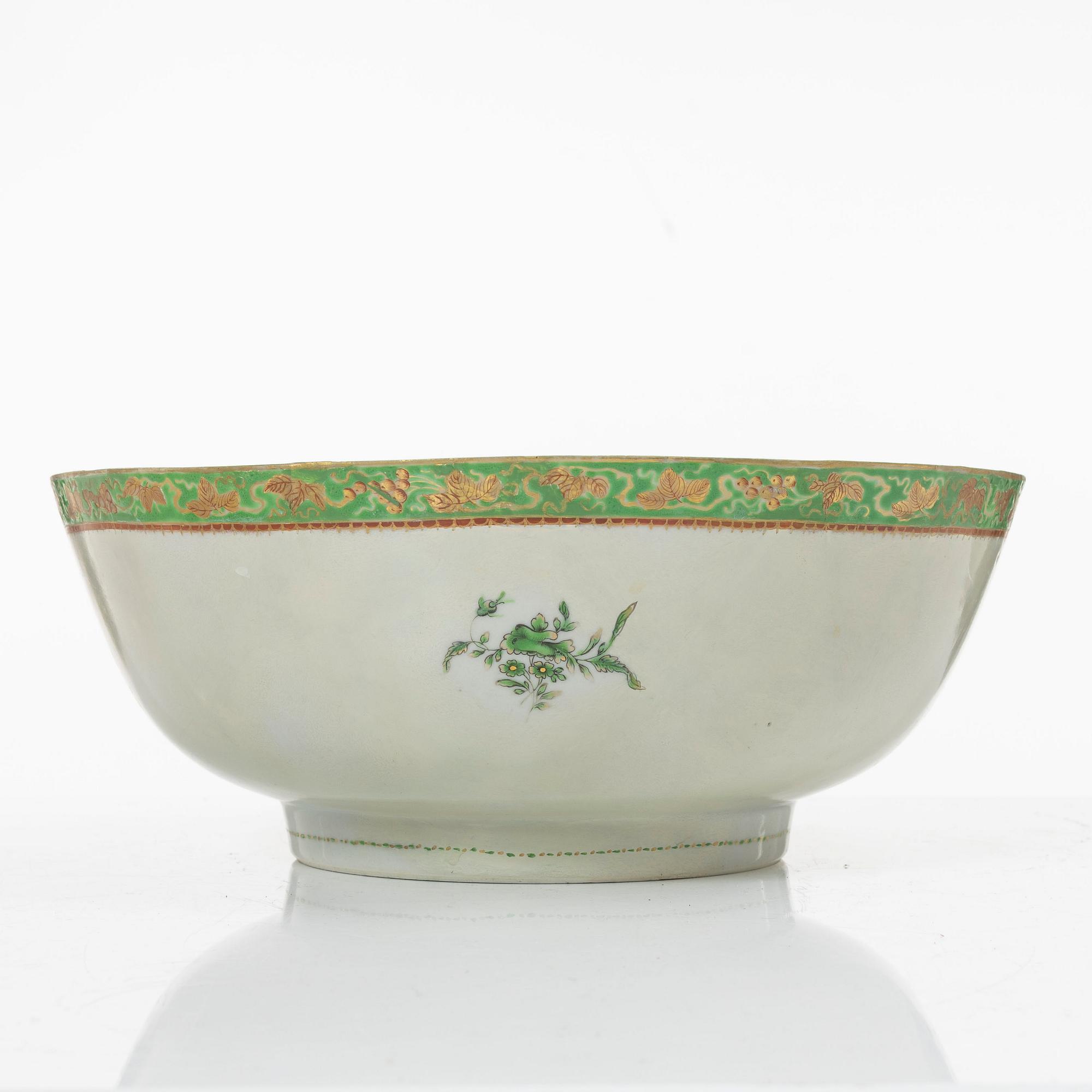 Smörterrin, terrinfat och bålskål, kompaniporslin, Kina, Qingdynastin, 1700-tal.