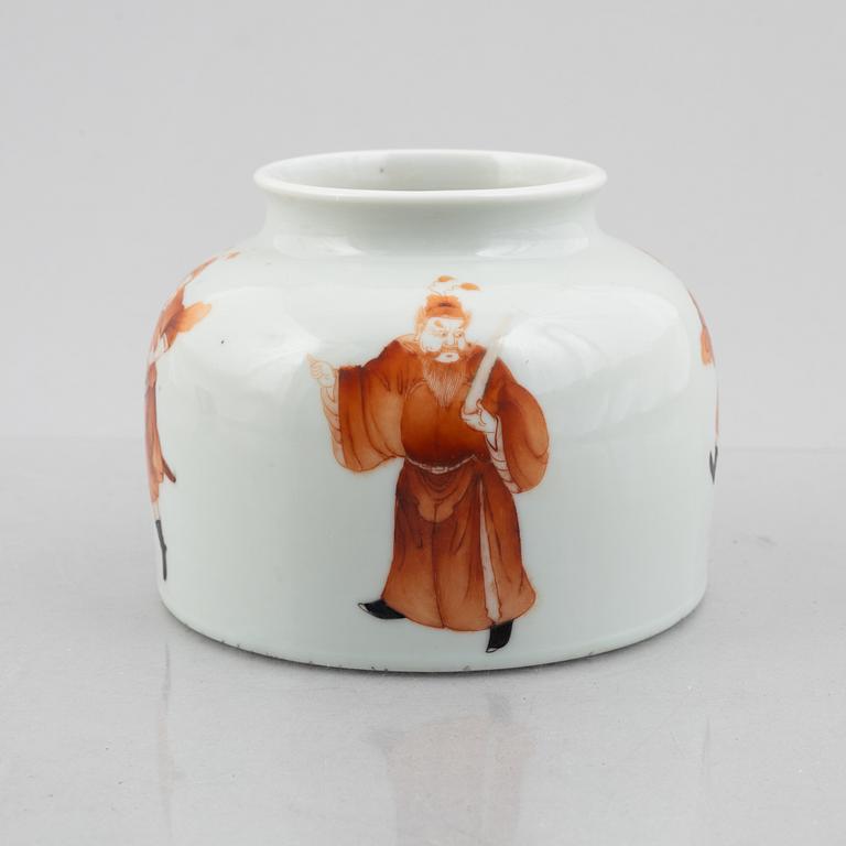 A porcelain brush washer, China, Qing dynasty, 19th century.