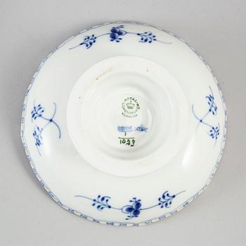 ROYAL COPENHAGEN, servisdelar, 7 stycken, porslin. "Musselmalet", Danmark.