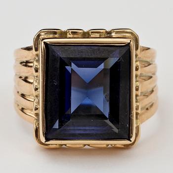 HERRRING, 14k guld med fasettslipat blått glas. Vikt 10 g.