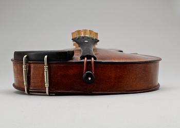 FIOL med två stråkar, märkt "Alfred Brock Stockholm", 1900-talets början.