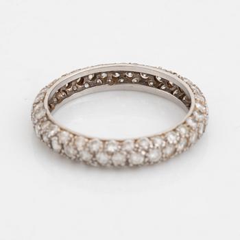 An 18K white gold ring set with round brilliant-cut diamonds.