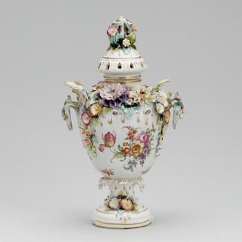 POTPURRIURNA, porslin, Wienliknande märke, 1900-tal.