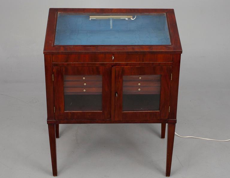 SAMLINGS- / SMYCKESVITRIN, mahogny, sengustaviansk stil, 1800-tal.
