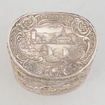 Lided box, silver 800, German control mark, Rococo style, circa 1900.