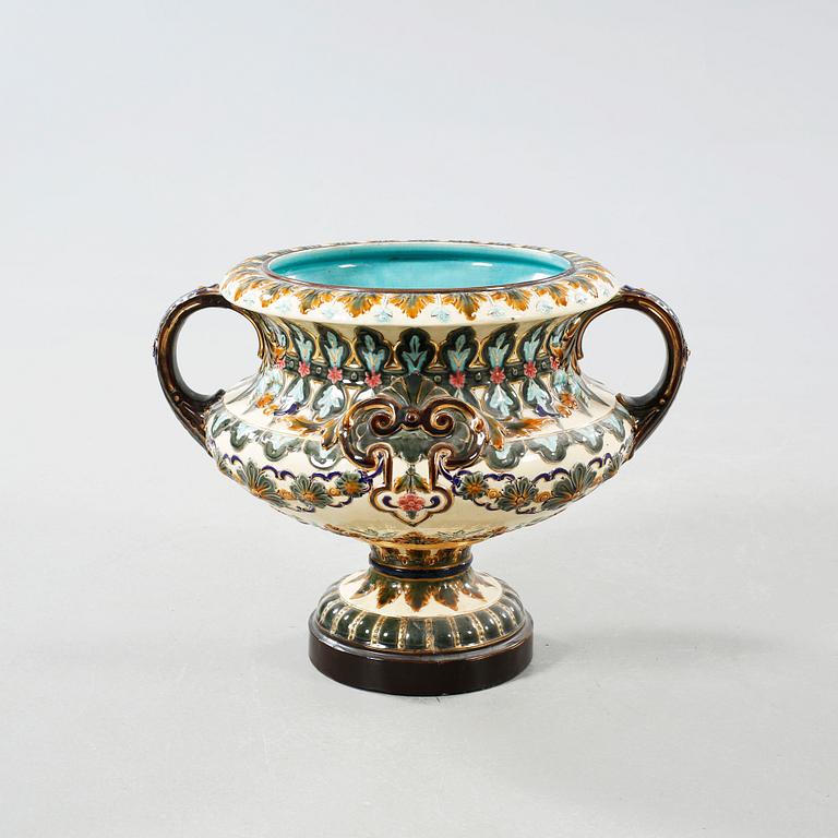 A majolica garden flower urn by Rörstrand, around the year 1900.