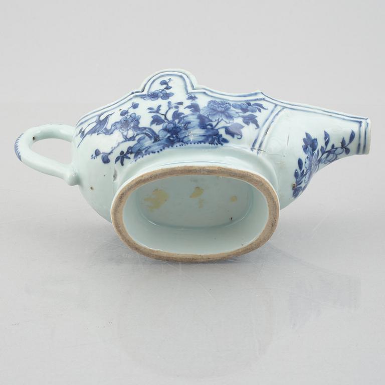 A pair of blue and white Chinese porcelain sauce boats and a pair of plates, Qing dynasty, Qianlong (1736-95).