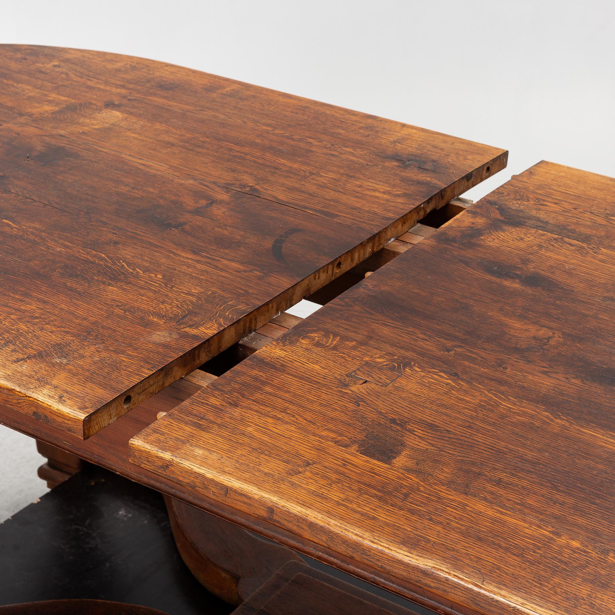An oak dining table, Baroque early 18th century and Baroque style 19th/20th century.