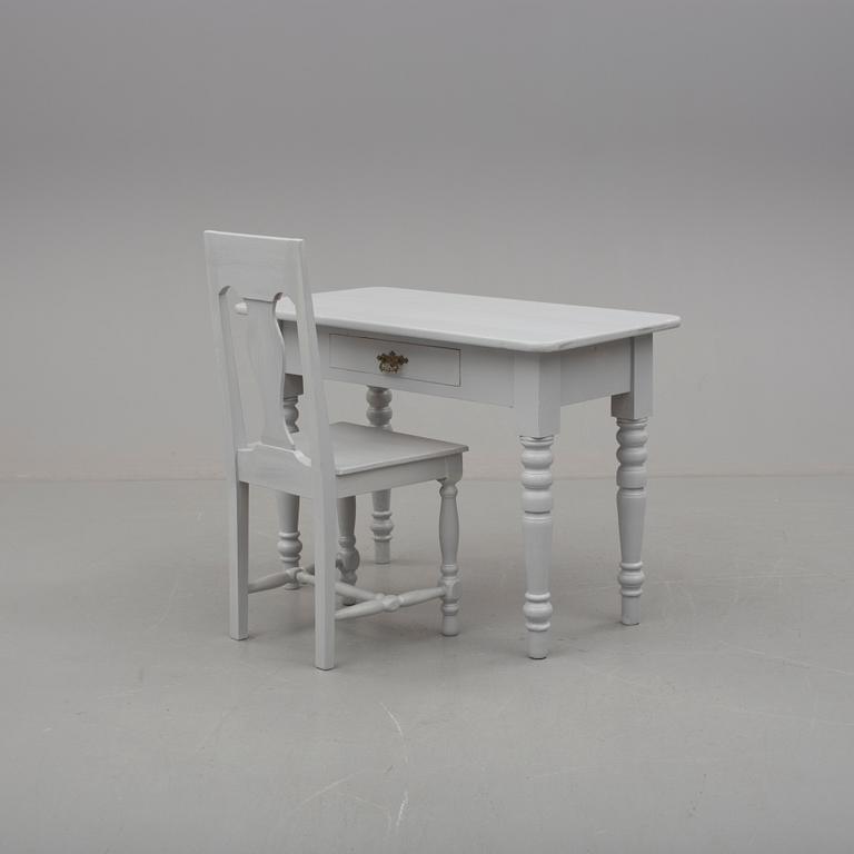 SKRIVBORD OCH STOL, 1800-talets slut/ 1900-talets början.
