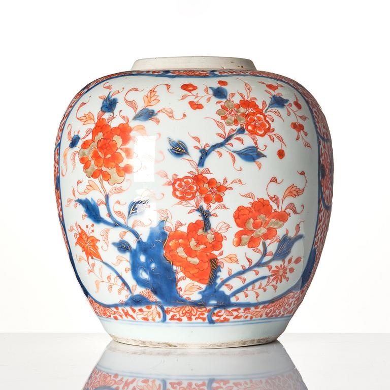 An imari jar, Qing dynasty, Kangxi (1662-1722).