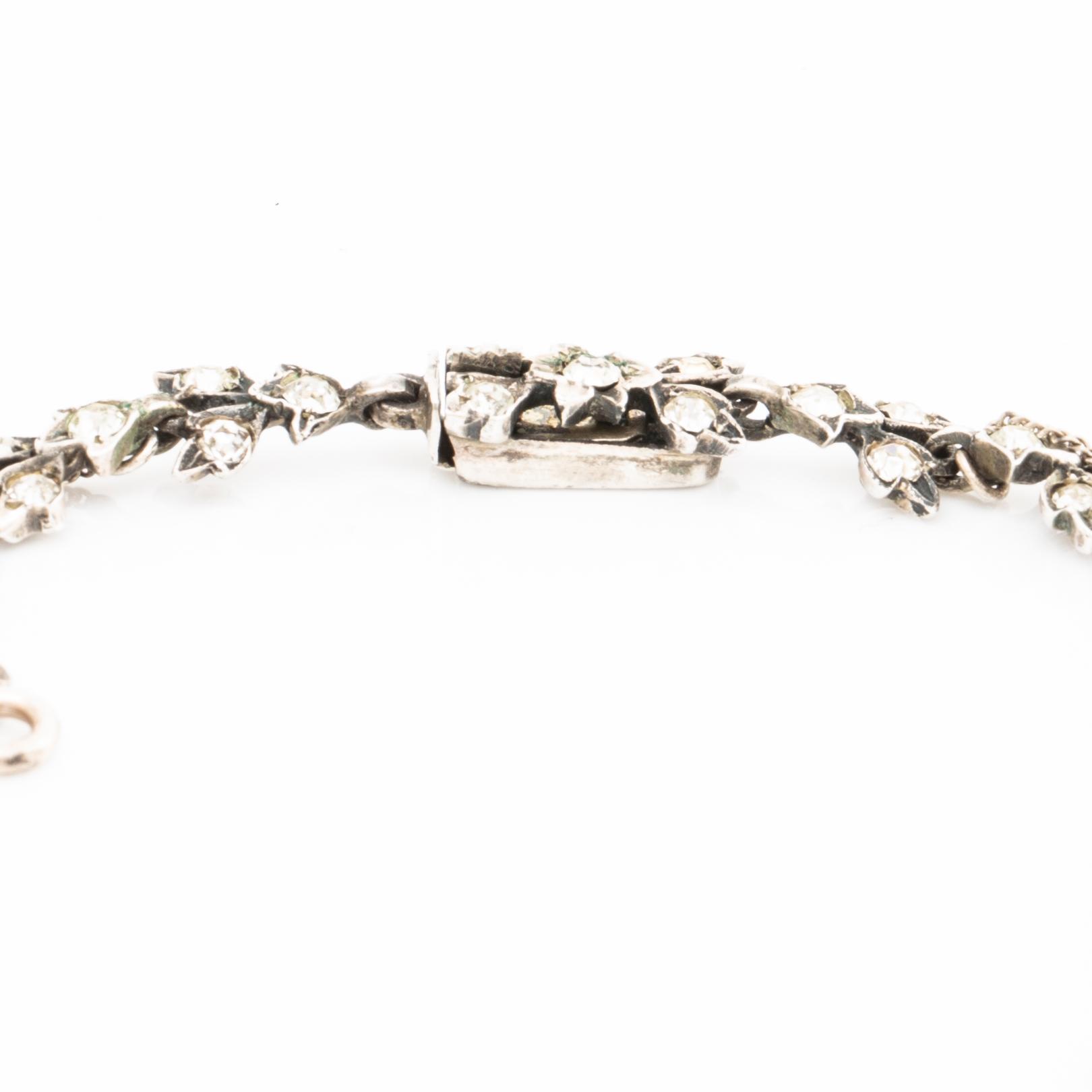 COLLIER samt ett par ÖRHÄNGEN, paste, ametister, silver, troligen 1900-talets första hälft, originaletui.