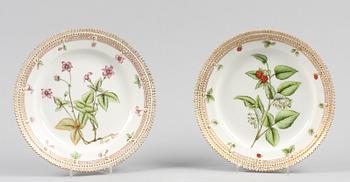SALADIÈRE samt TALLRIKAR 6+6 st, porslin, "Flora Danica" Hausmalerei, Royal Copenhagen, Danmark.