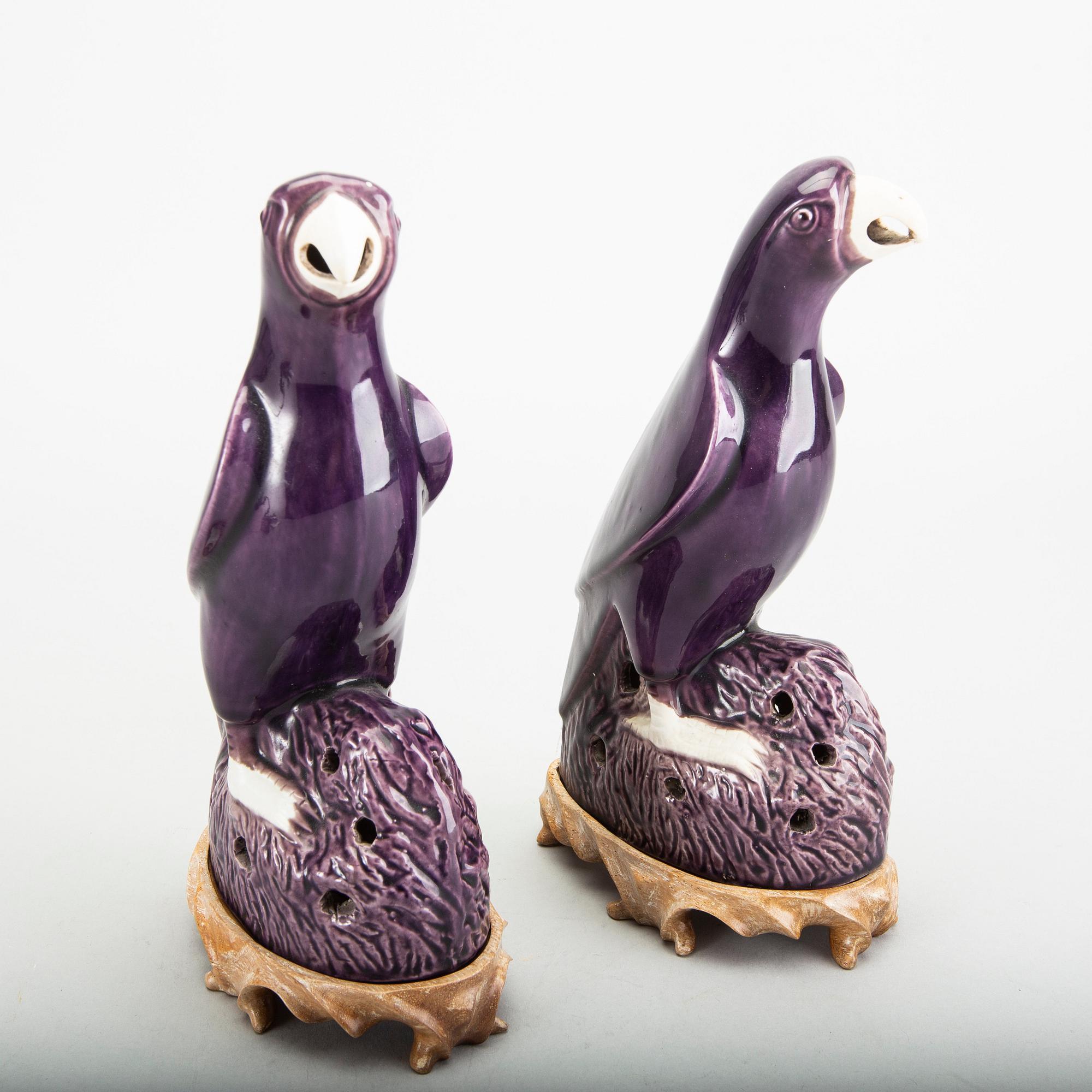 A pair of Chinese late Qing porcelain parrot figurines.