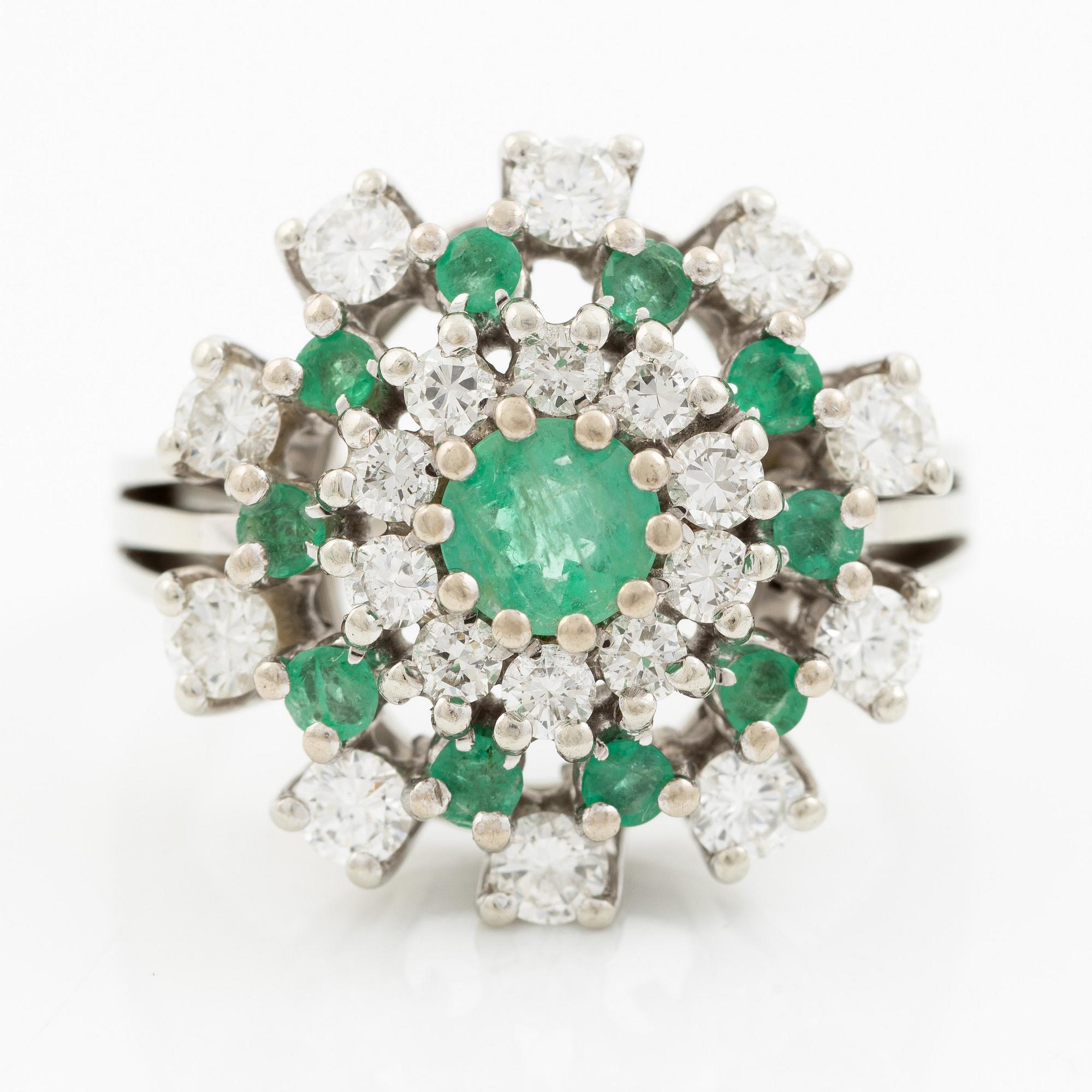 Ring 18K white gold set with brilliant-cut diamonds and emeralds.