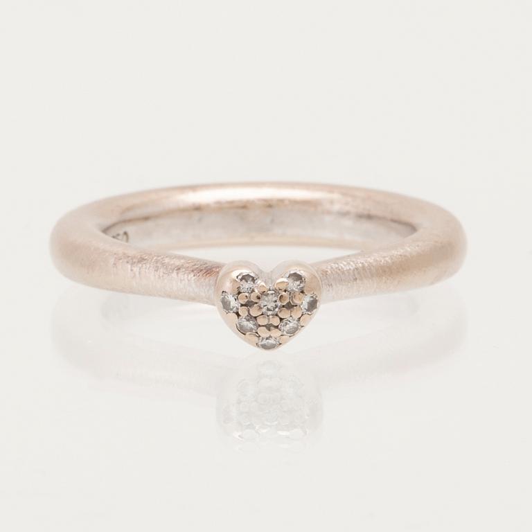 Ole Lynggaard ring "Heart" 18K white gold with round brilliant cut diamonds.