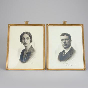 KRONPRINS GUSTAF ADOLF OCH KRONPRINSESSAN LOUISE, egenhändigt signerade fotografier daterade 1927, ett par.