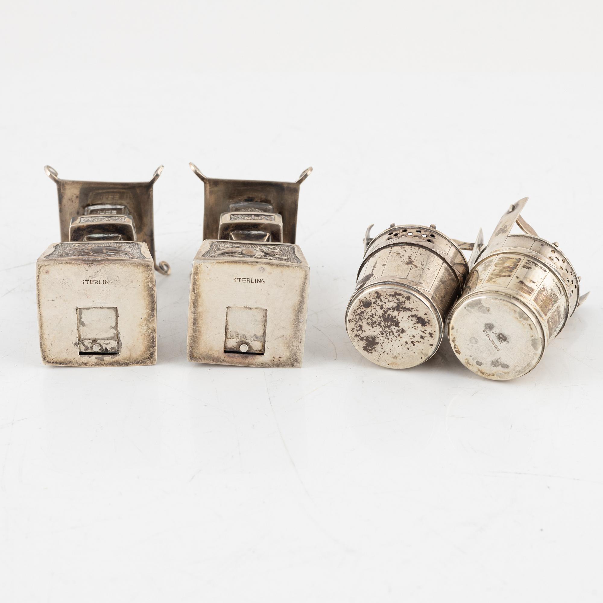 Fat, två stycken, silver samt saltkar, fyra stycken, silver. Japan, 1900-tal.