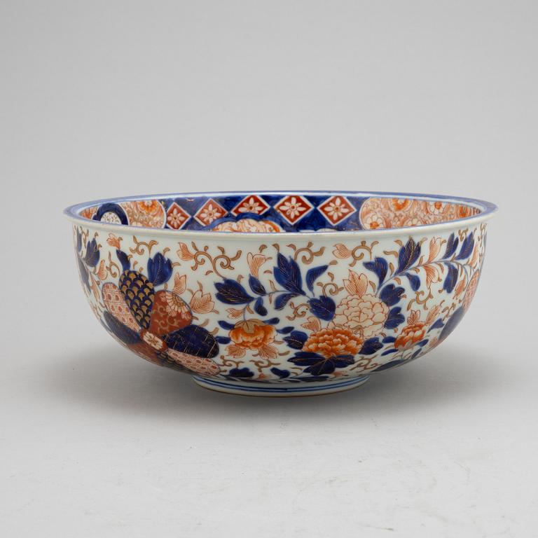 A Japanese porcelain bowl, Meiji (1868-1912).