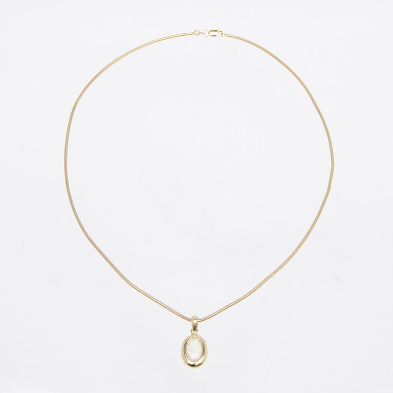 Necklace, 18k gold with opal.
