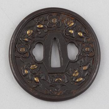 Tsuba, tre stycken, mumei, Japan 1800-tal.