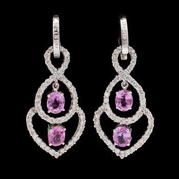 1207. A pair of pink sapphire, tot. 1.96 cts, and brilliant cut diamond earrings, tot. 1.10 cts.