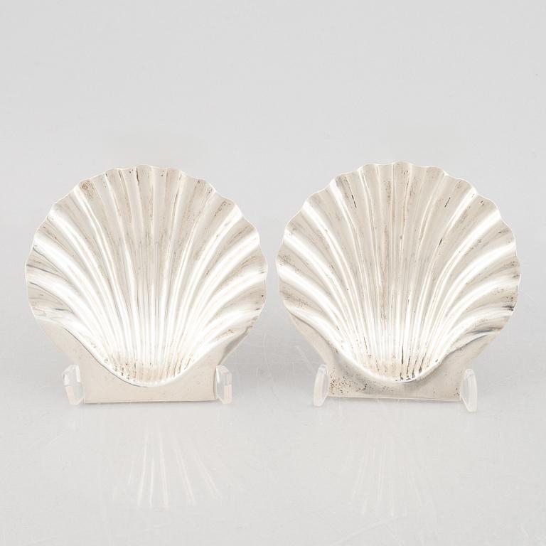 A pair of silver shell-shaped bowls, mark of Robert Dicker, London 1892.
