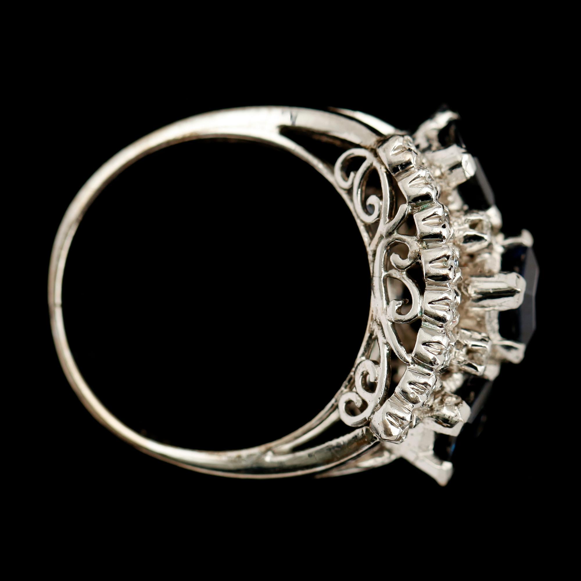 RING, 18 k vitguld, safirer och briljantslipade diamanter.