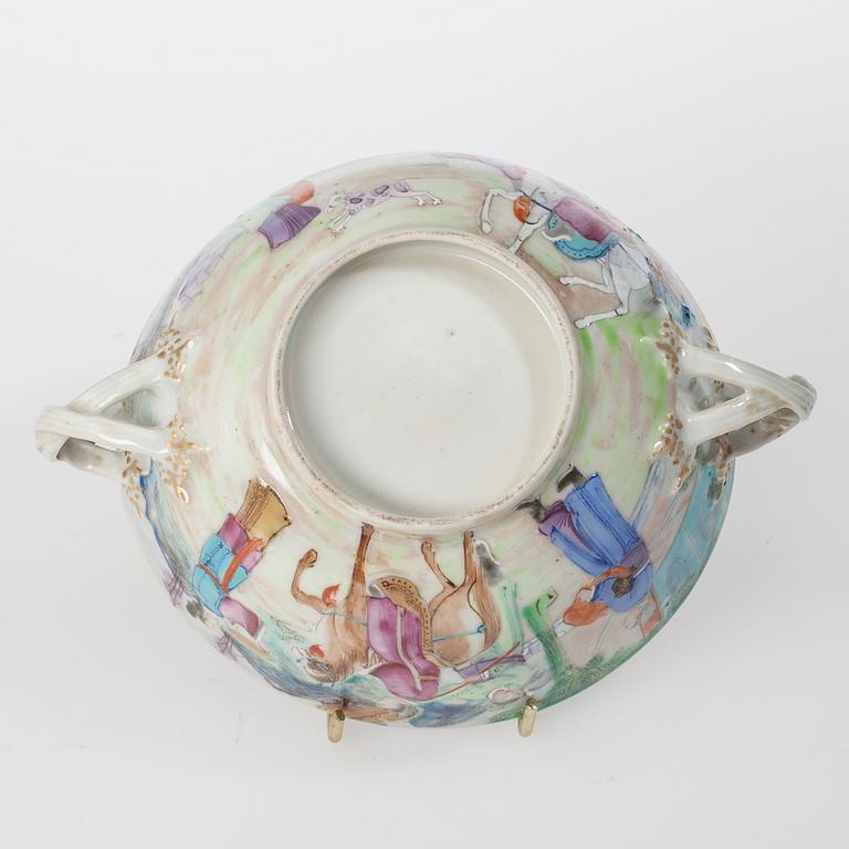 SKÅL MED HÄNKLAR, porslin, Kina, Qianlong (1736-1796).