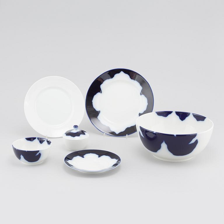 55 pieces of porcelan table ware, partly designed by Lin Utzon, Royal Copenhagen, 1980s.