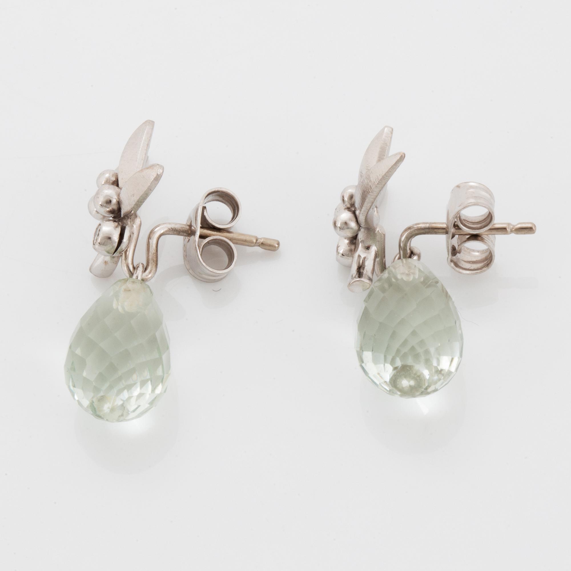 Ole Lynggaard, korvakorupari, briolette hiotut kvartsit ja  timantteja, 14K valkokultaa.