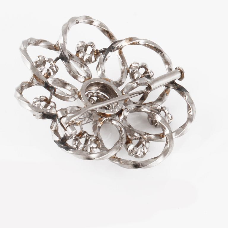 BROSCH, med en briljantslipad och 7 åttkantslipade diamanter.