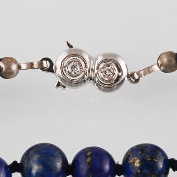 COLLIER, lapis lazuli med lås i 18K guld med fasettslipade vita stenar.