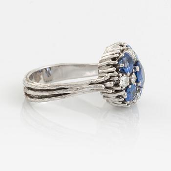 A WA Bolin ring in 18K white gold set with sapphires and round brilliant-cut diamonds.