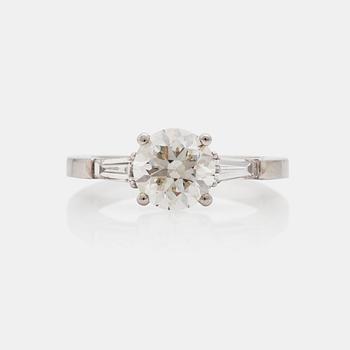 600. A brilliant- and trapezoid diamond ring. Total carat weight circa 2.00 cts. Quality circa F-G/VS.