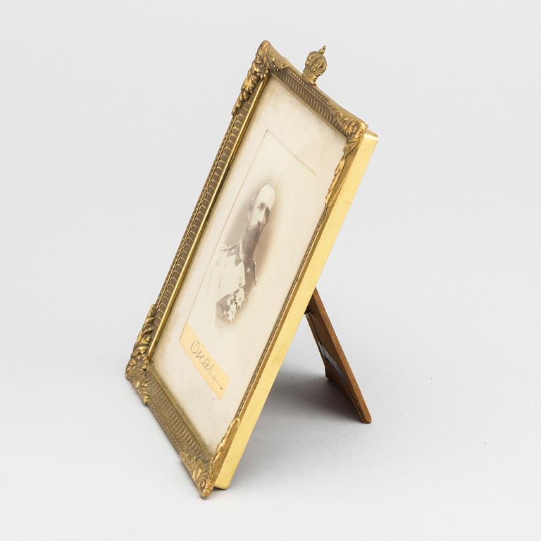 KUNGLIGT FOTOGRAFI, egenhändigt signerat av Konung Oscar II av Sverige-Norge, 18/1900-tal.