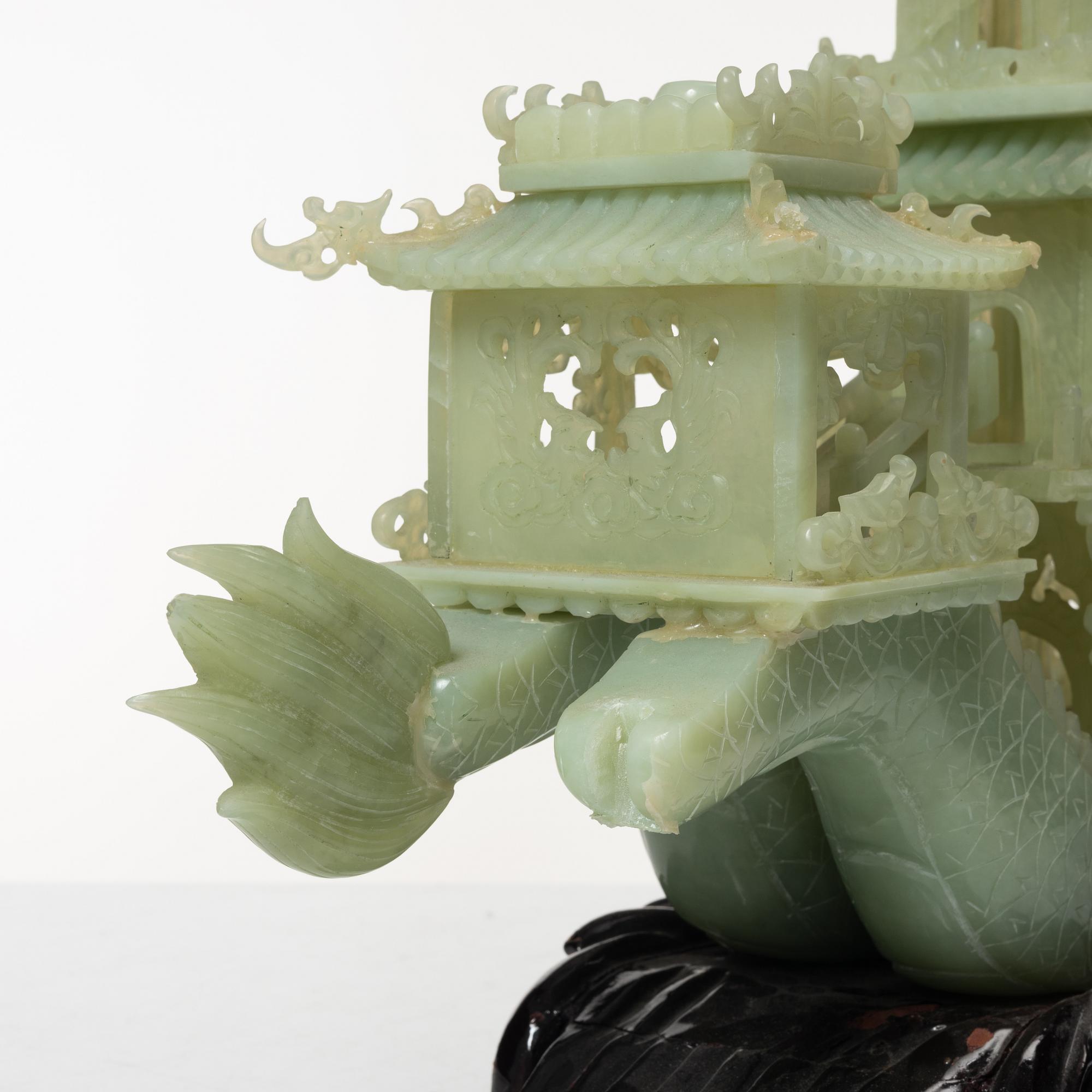 Skulptur, i form av fartyg, grön sten troligen bowenit, Kina, 1900-tal.