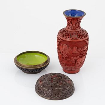 Urnor med lock, ett par, bokstöd, ett par samt vas och skål, lack, Kina, 1900-talets senare del.