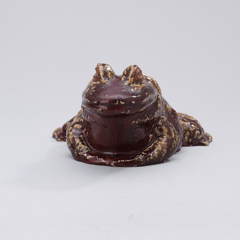 A Michael Schilkin stoneware sculpture of a frog, Arabia, Finland.