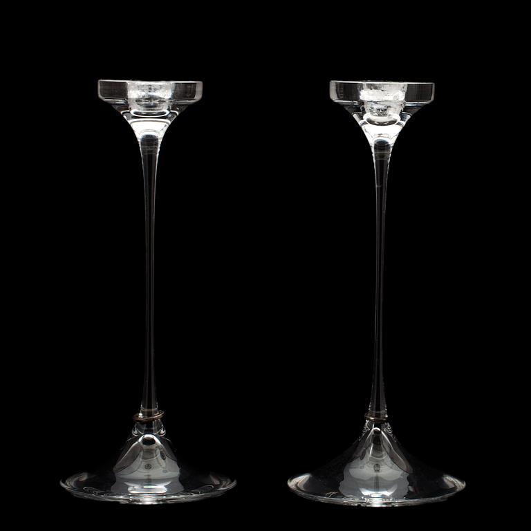 LJUSSTAKAR, ett par, glas och silver, "Amor Vincit Omina", Efva Attling, Orrefors, signerade Orrefors och numrerade.