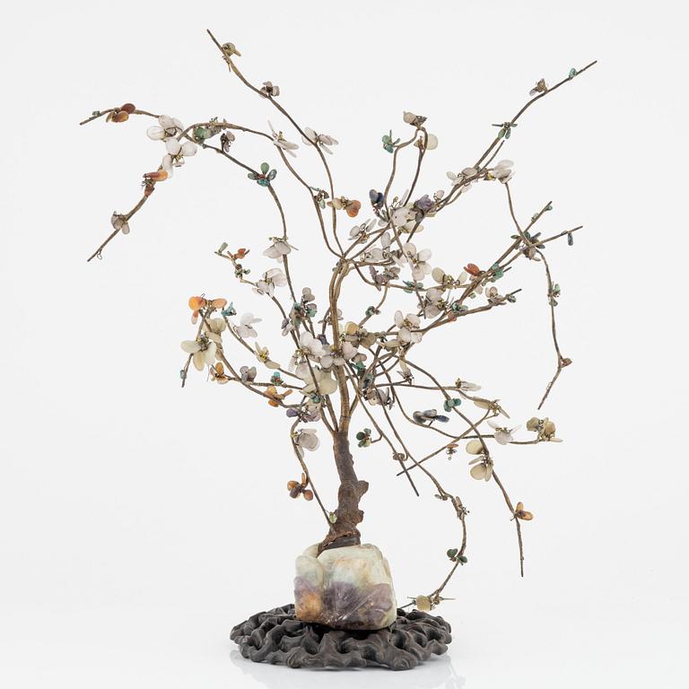 A decorative sculpture of a tree, made from nephrite, quartz, turkoise and lapis lazuli. China, 20th Century.