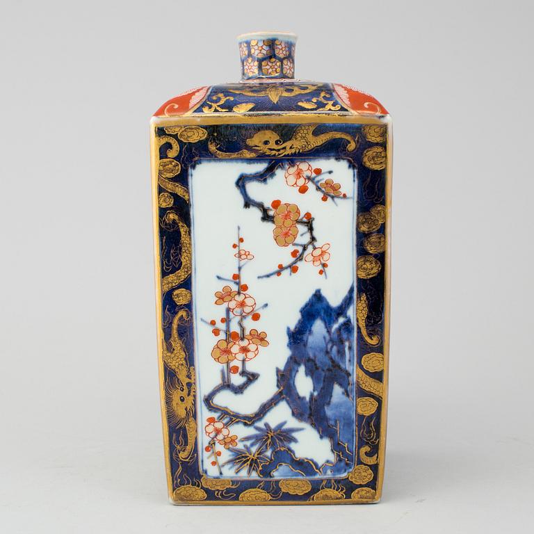 A japanese imari bottle, Meiji period (1868-1912).