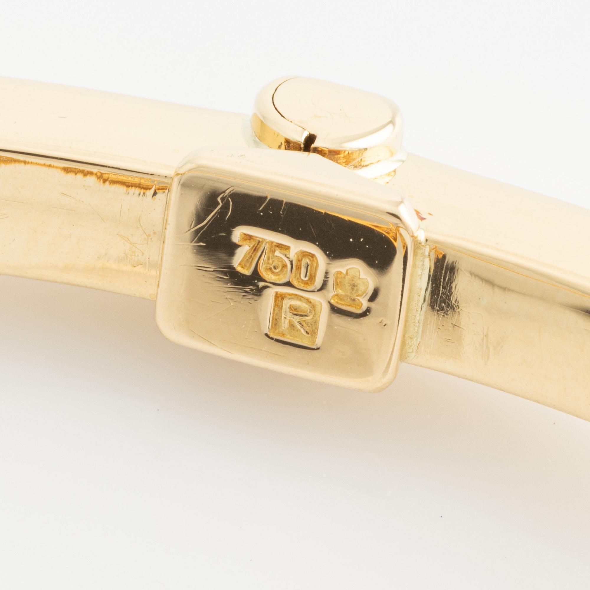 Bangle with onyx and brilliant-cut diamonds.