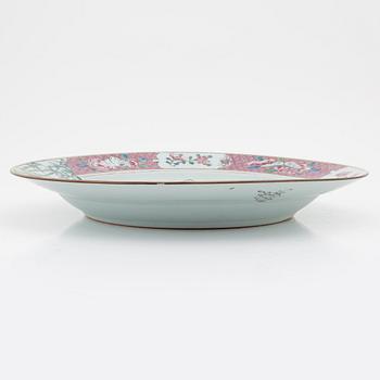 Praktfat, kompaniporslin. Qingdynastin, Qianlong (1736-95).