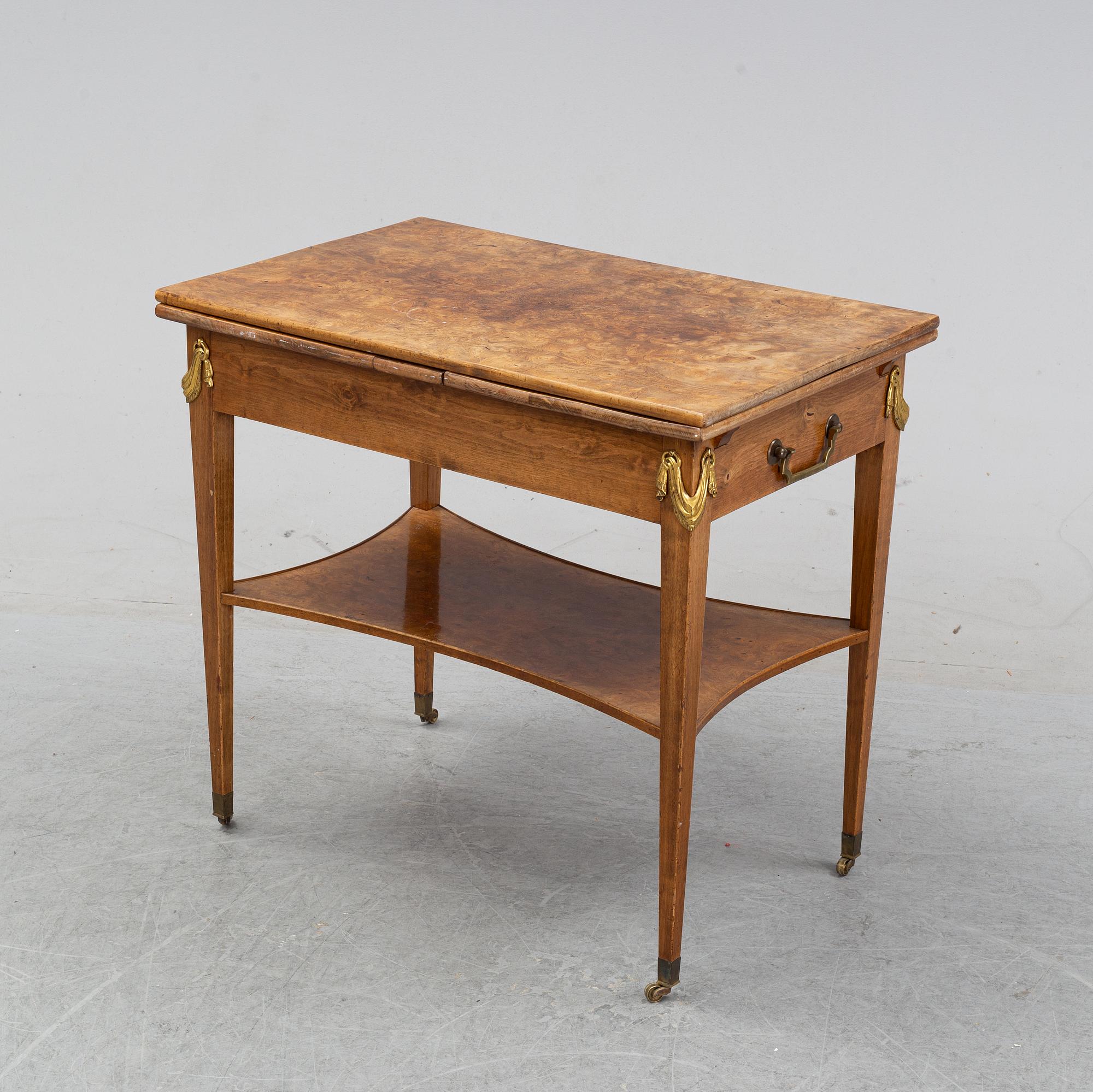 Sidobord med rotfaner, Sverige, 1900-talets första hälft.