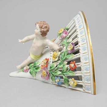 A porcealin shelf, probably from Dresden, first half of the 20th century.