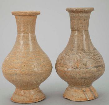 VASER, 2 st, lergods, Kina, möjligen  Song dynastin (960-1279).