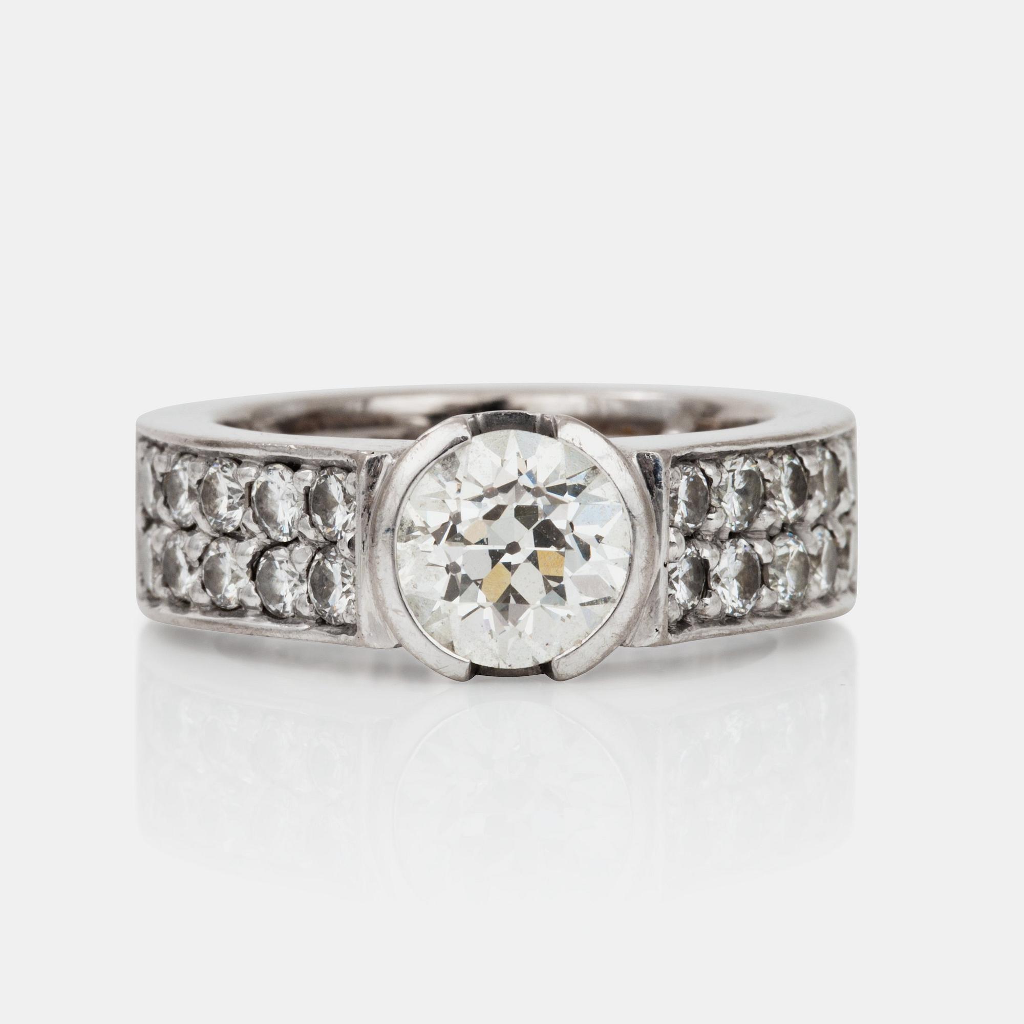 RING med olikaslipade diamanter.