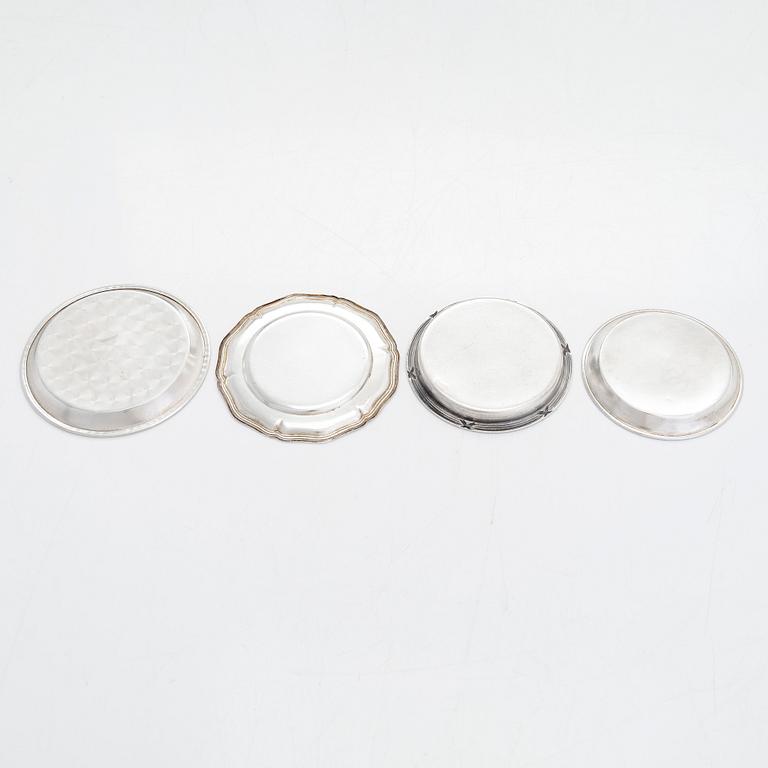 Bägare, 6 st, och glasunderlägg, 13 st, silver, Tavastehus, Åbo och Helsingfors och 1926-48.