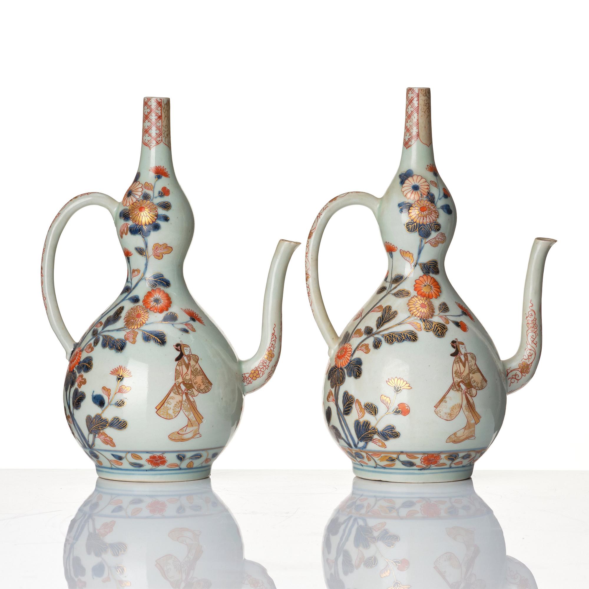 Two Japanese imari wine ewers, Edo period (1666-1868).