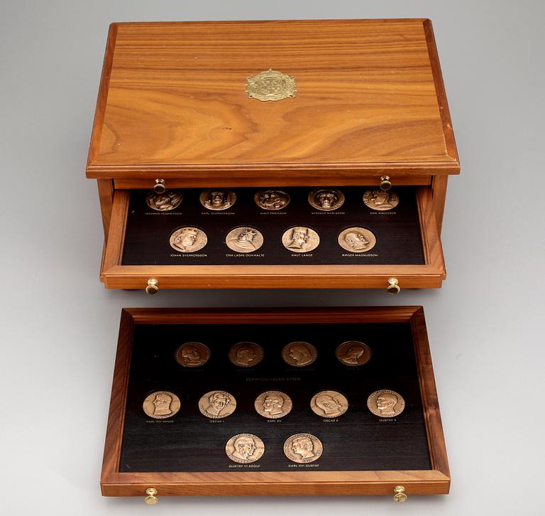 MEDALJER med tillhörande SCHATULL, 54 st, brons, Svenska Monarker, 1900-talets slut.